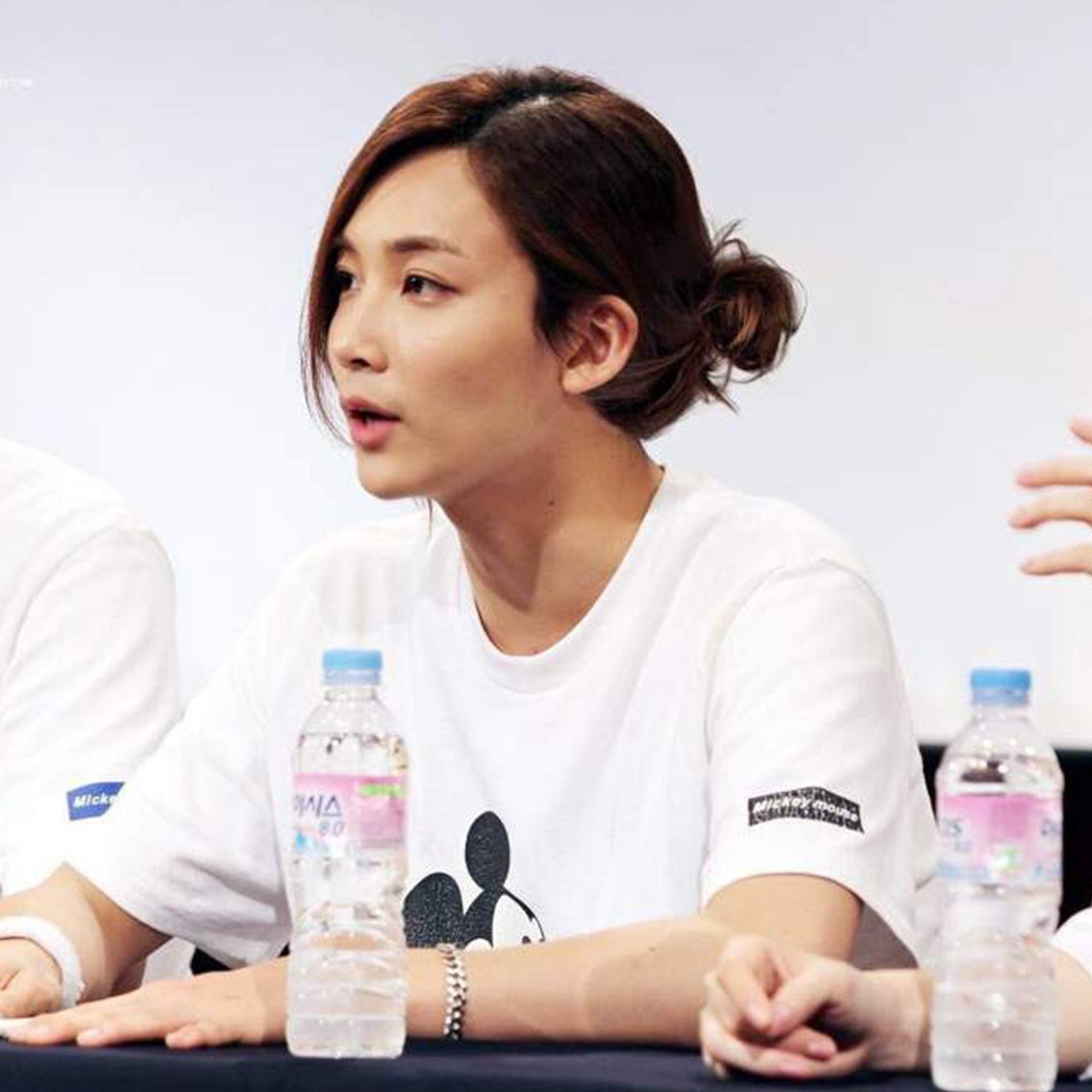 Kalau rambutmu lurus, gaya sloppy seperti Jeonghan dari Seventeen ini masih terlihat keren! (Foto: Deoki Nuna)