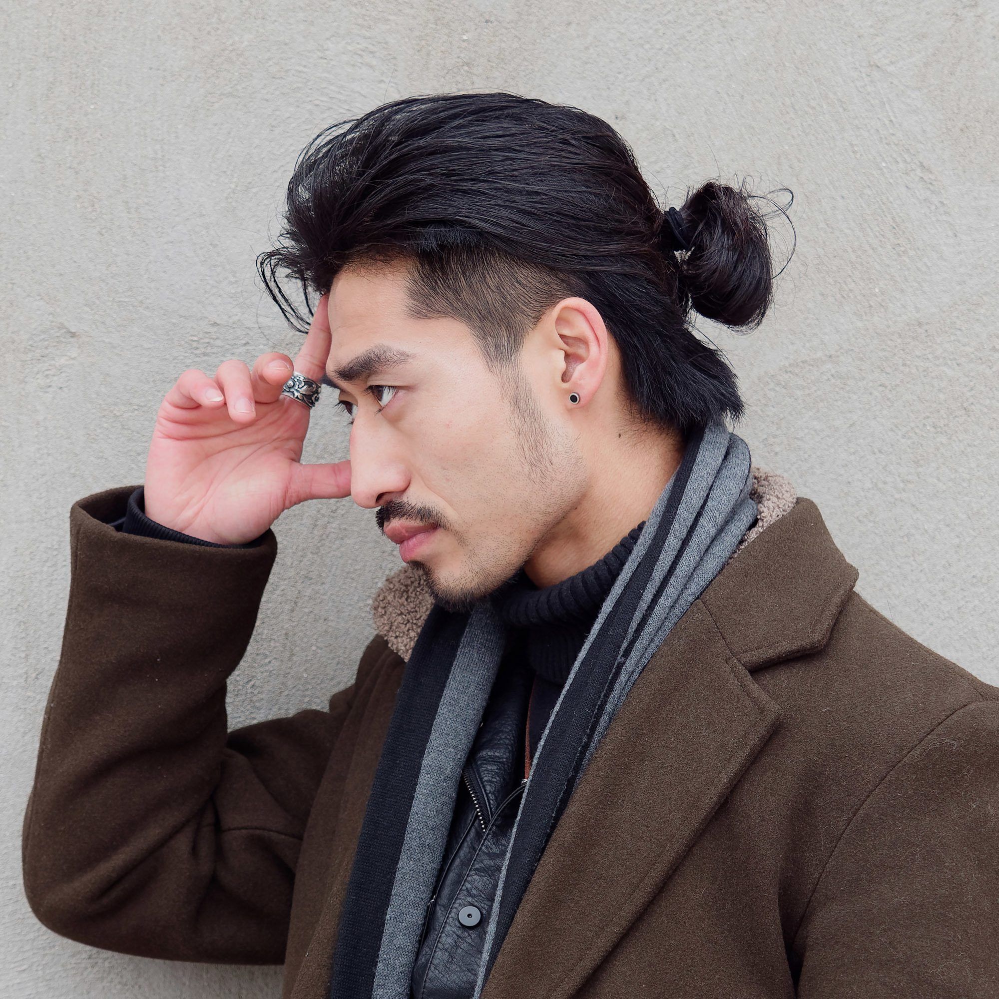 Rambut undercut milikmu mulai tumbuh, dicepol saja! (Foto: Shutterstock)