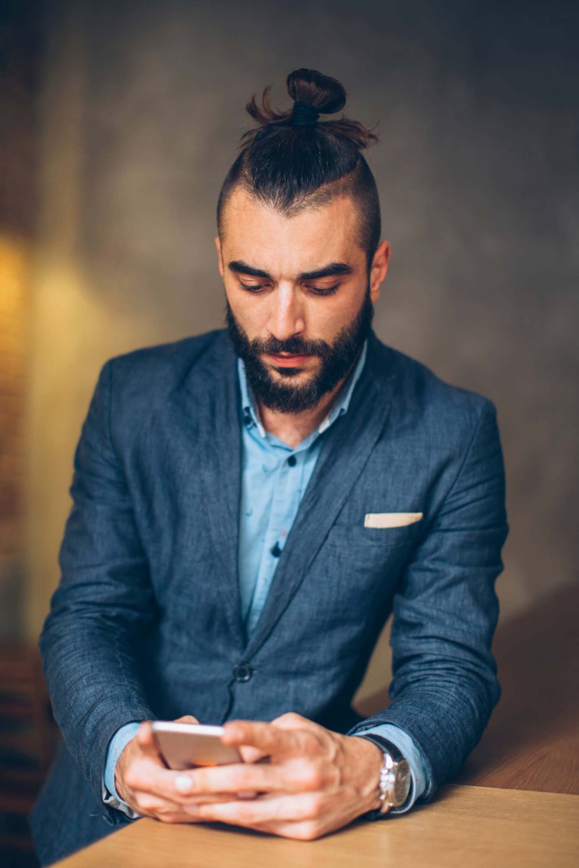 Man bun dengan undercut yang juga cocok untuk tampilan formal. (Foto: iStock by Getty Images)