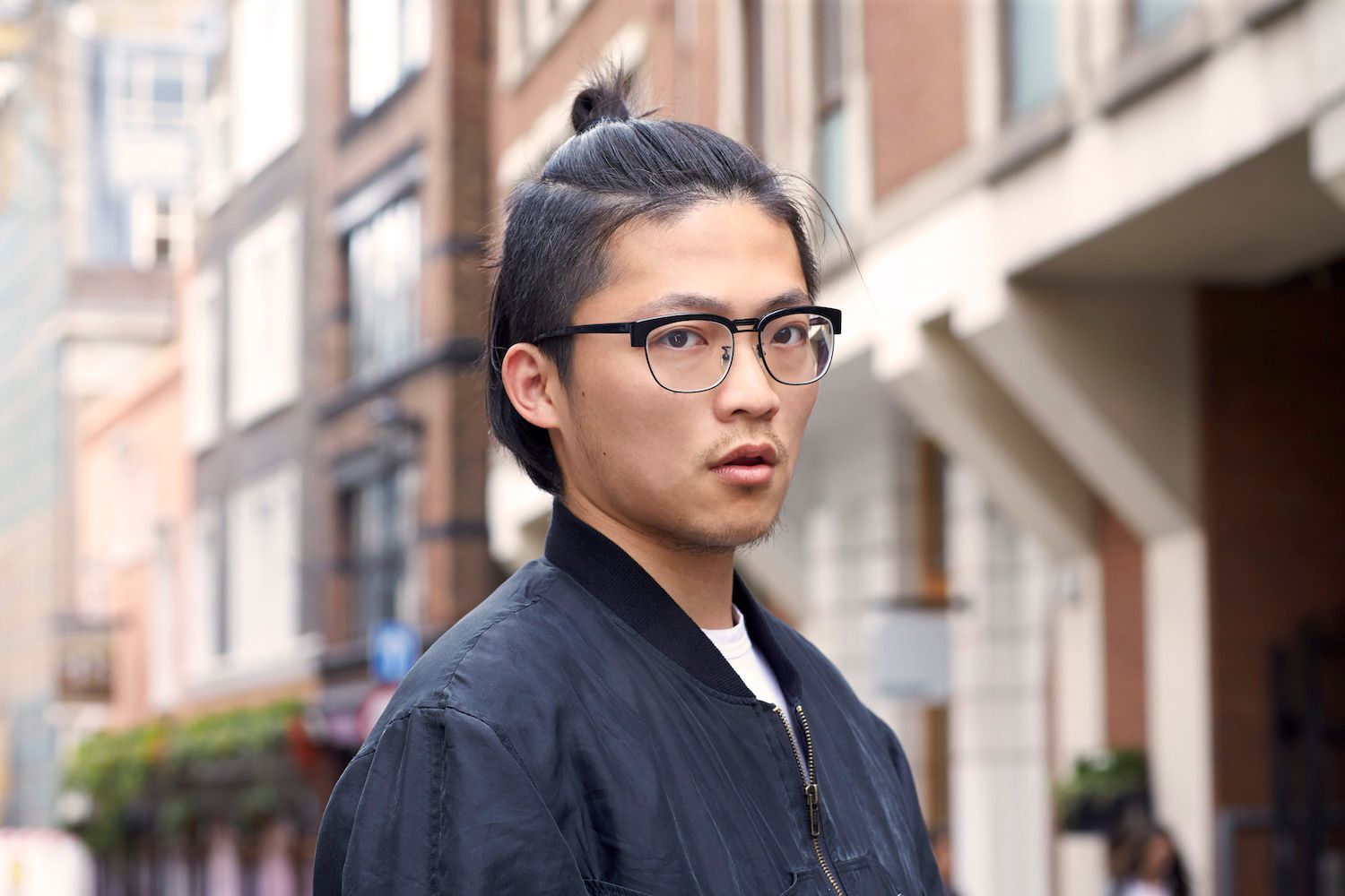 Versi mungil man bun biasa dengan aksen undercut. (Foto: Verity jane Smith)