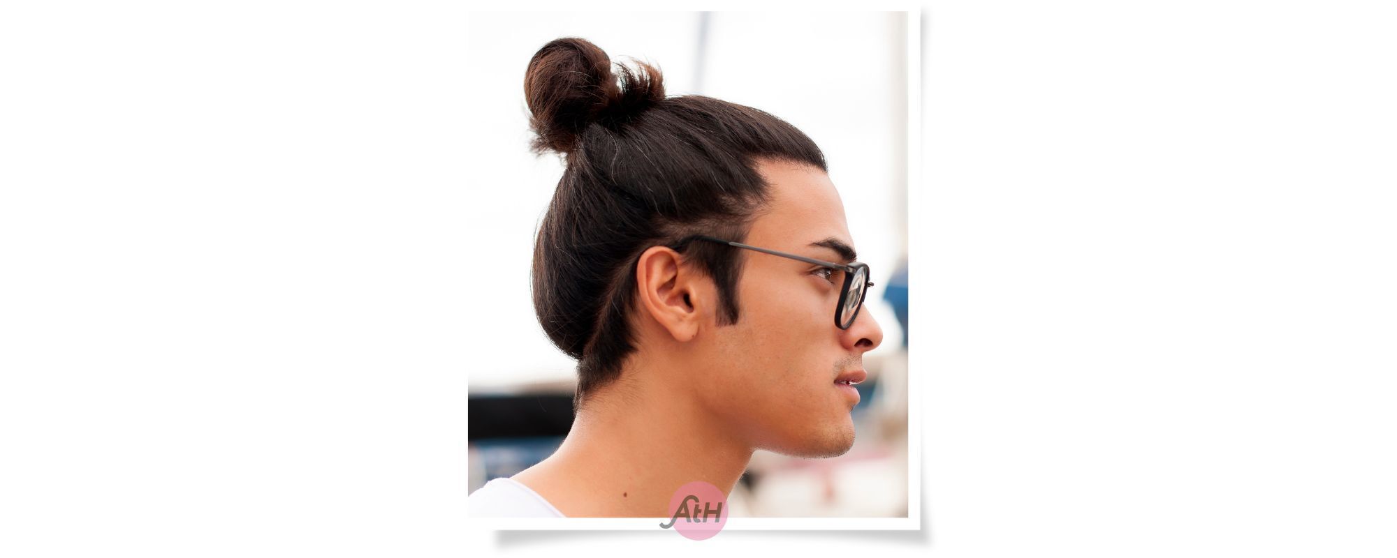 Pria kaukasia dengan gaya rambut gondrong yang diikat ke atas atau gaya rambut man bun.