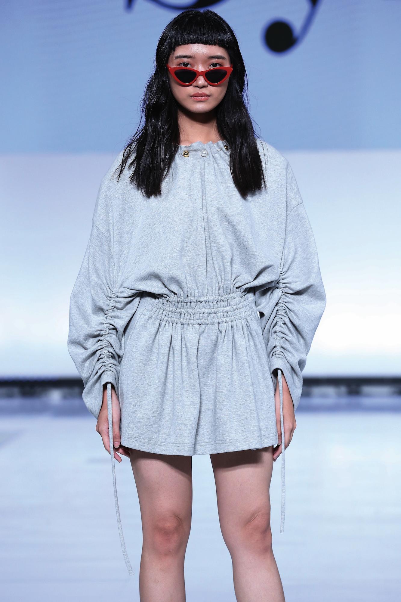 Tampil edgy dengan poni. (Foto: Jakarta Fashion Week 2019)