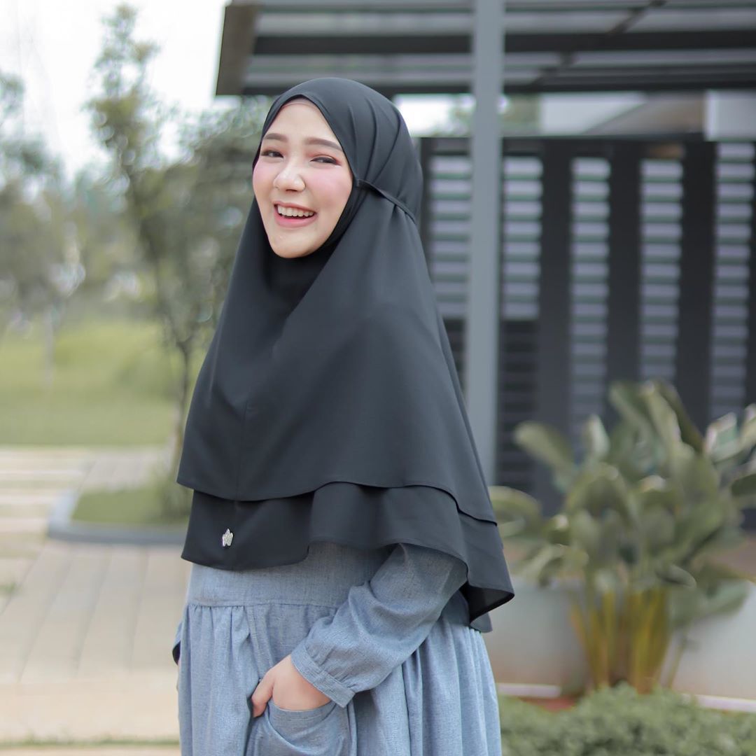 Hijab instan tali yang kini banyak disukai hijabers. (Foto: Instagram/AyuIndriati)