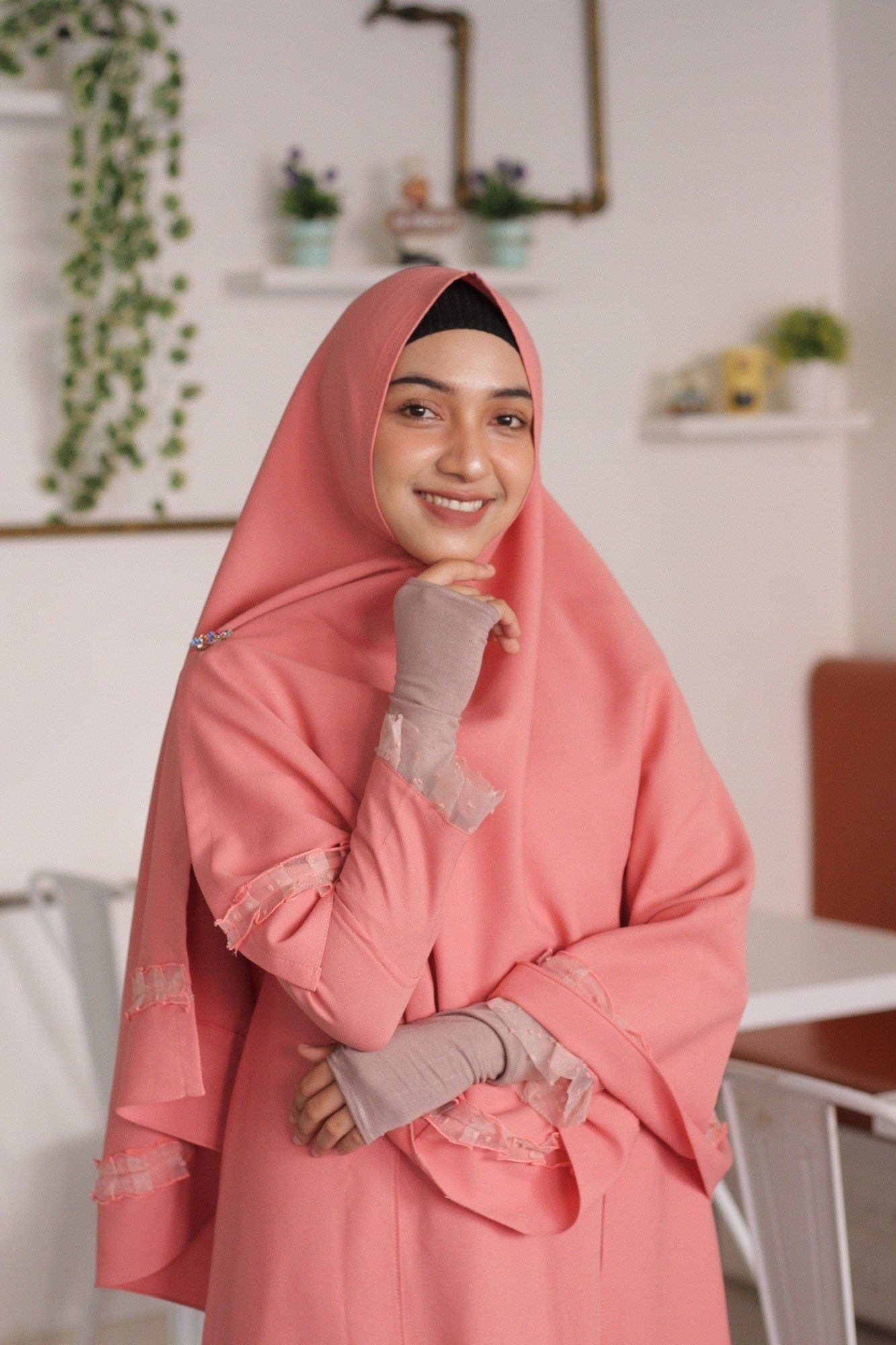 Wanita Asia memakai khimar instan warna peach