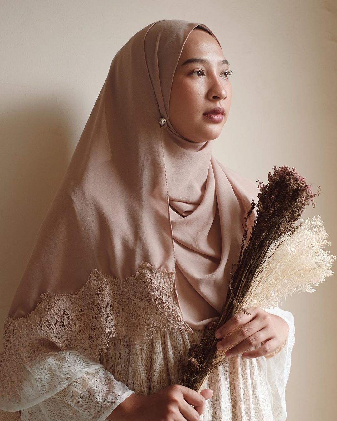 Wanita Asia memakai pashmina instan dengan detail lace.