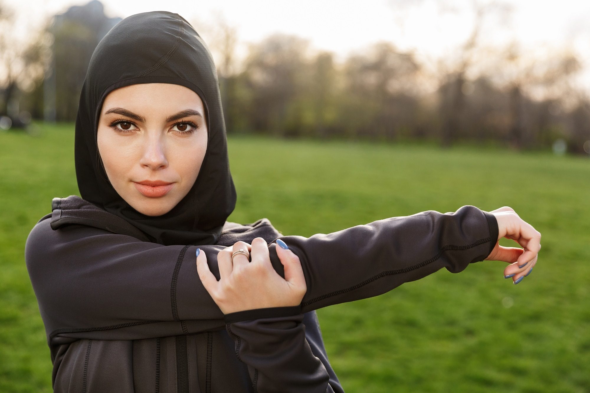 Wanita Asia memakai sporty hijab instan Nike