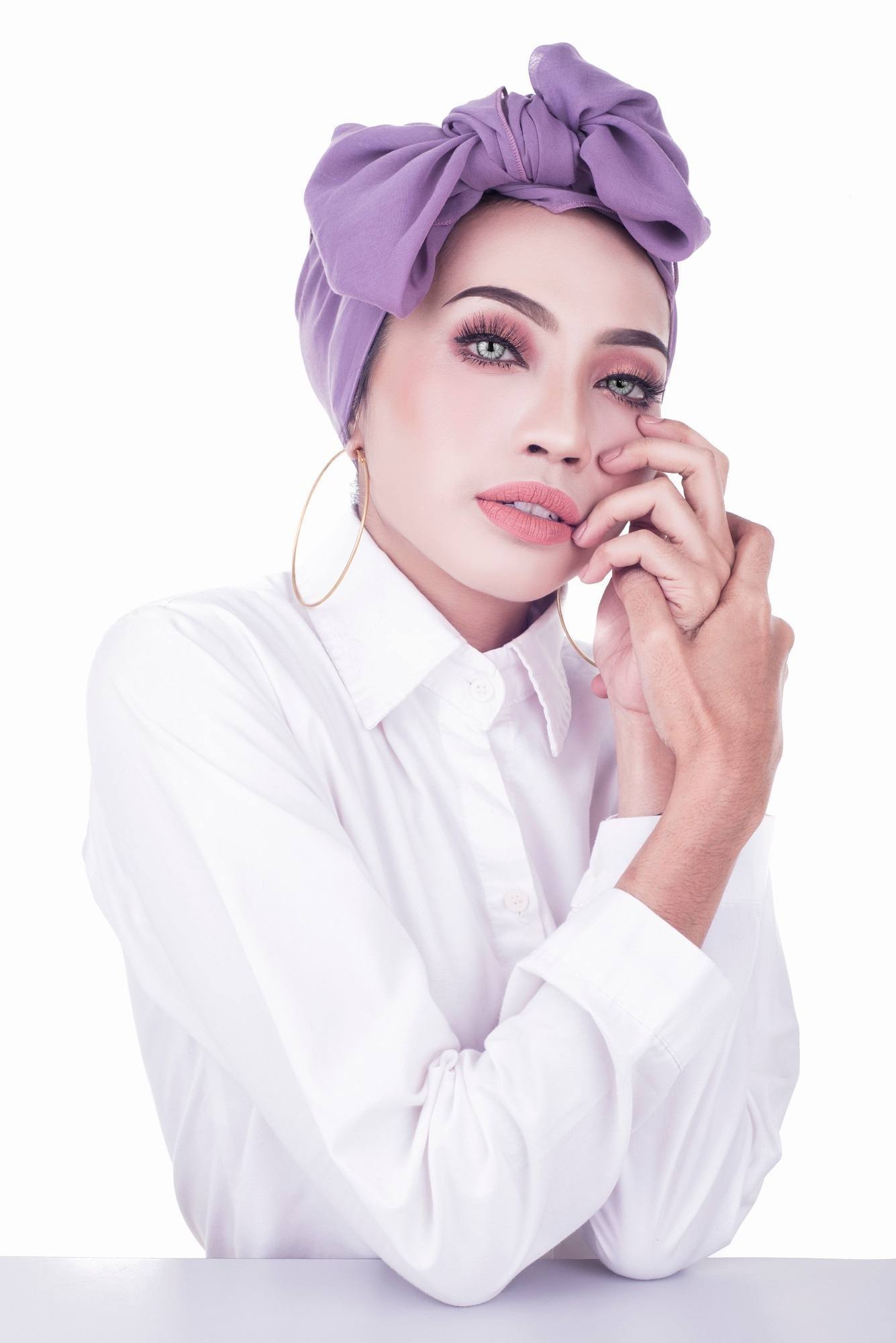 Wanita Asia memakai turban ungu