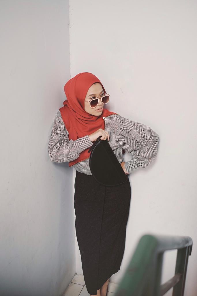 Wanita Asia memakai instan hijab bahan scuba