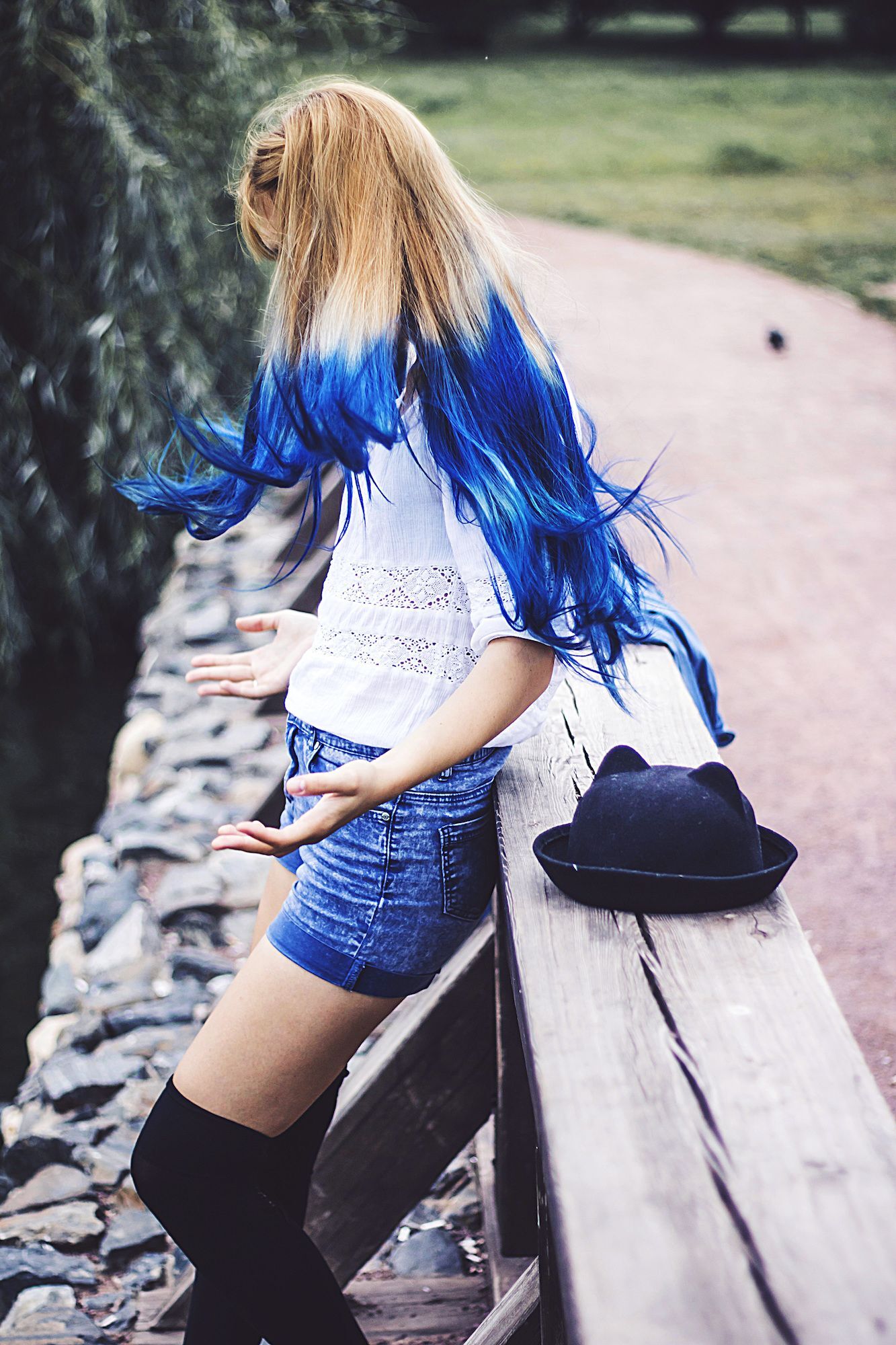 Ingin gaya yang dramatis? Coba ombre biru. (Foto: iStock by Getty Images)