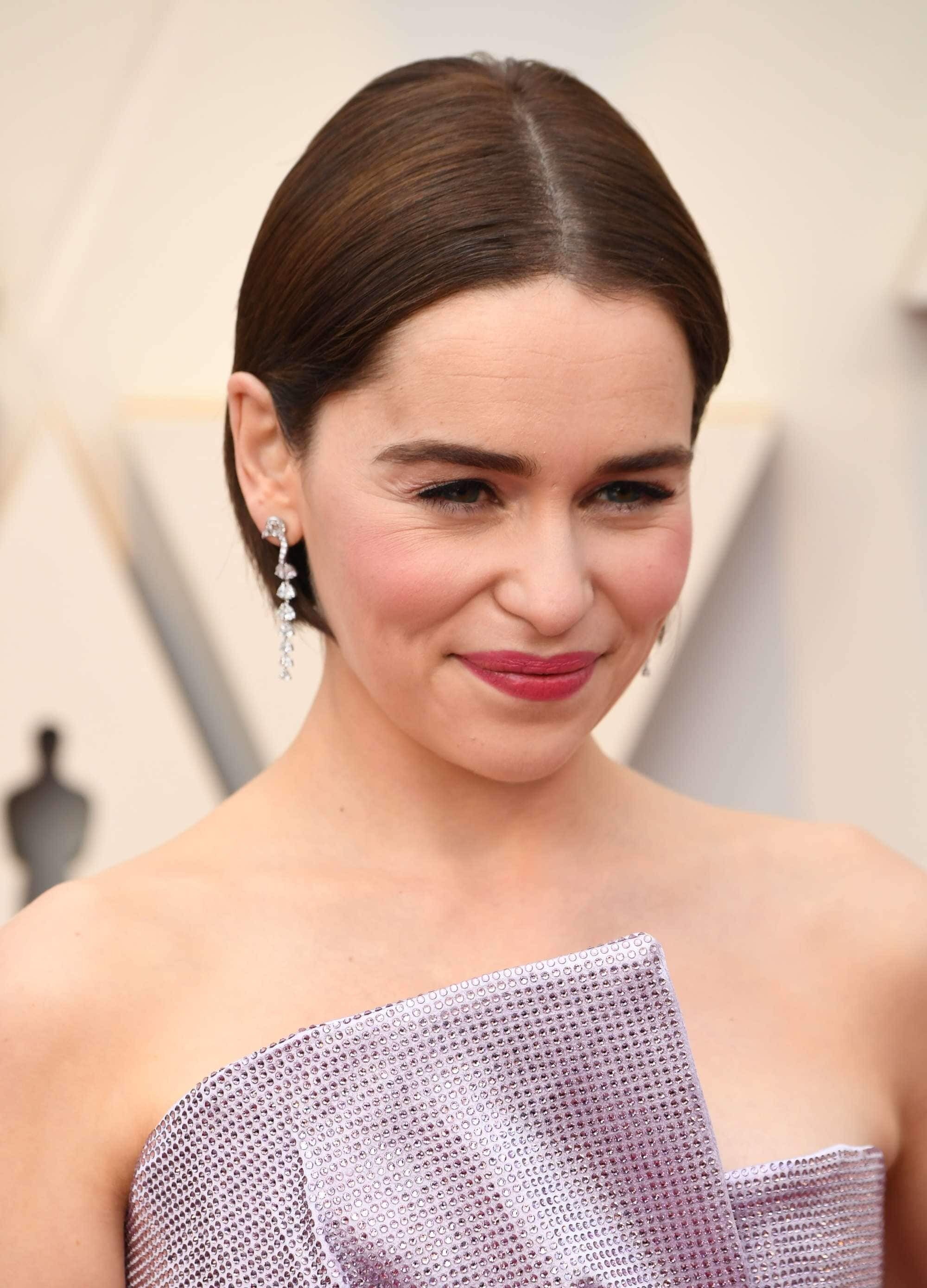 Apakah warna rambut gelap cocok untuk si 'Ibu Naga'? (Foto: REX by Shutterstock)