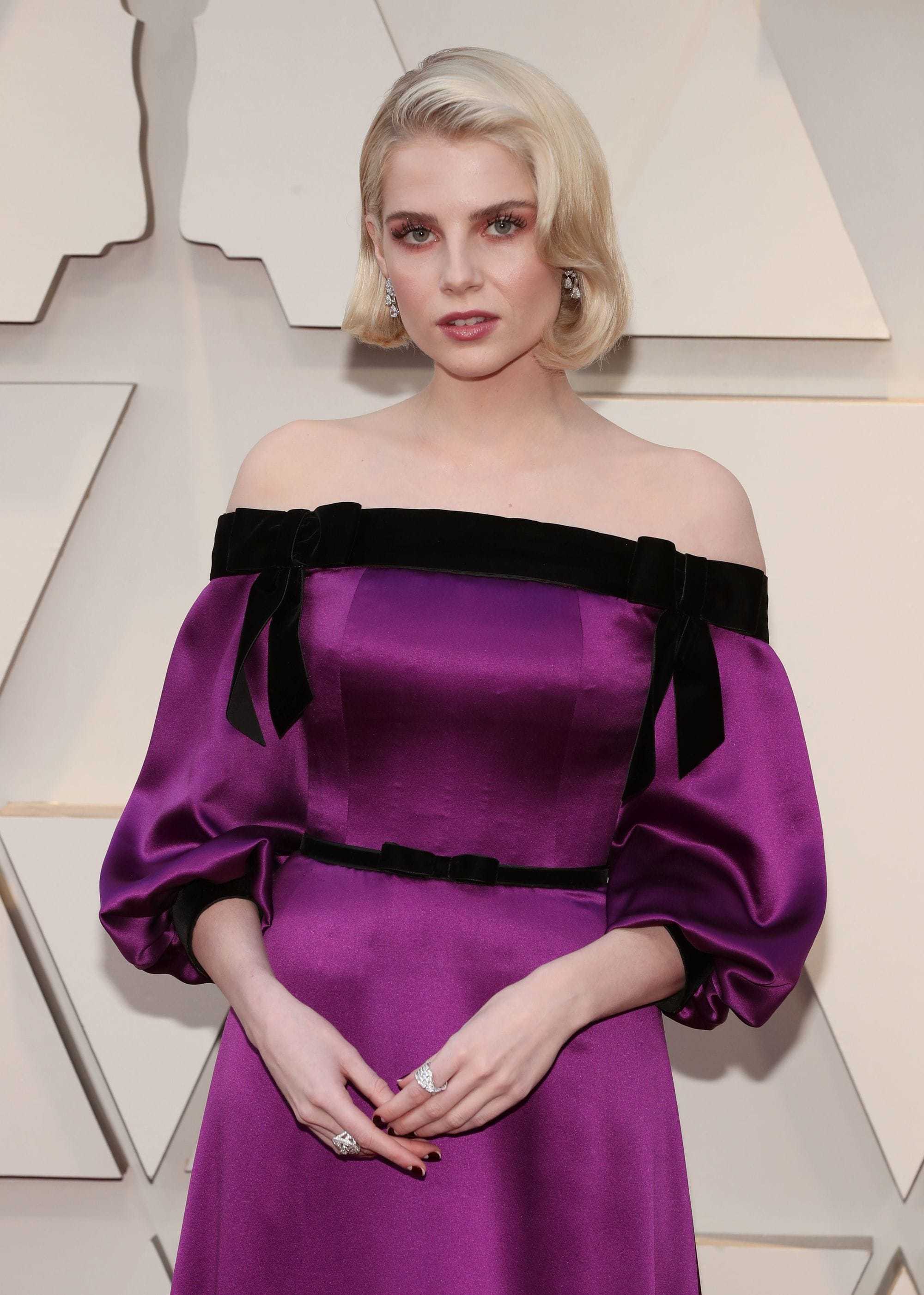 Wanita asia dengan gaya rambut side swept bob - oscars 2019