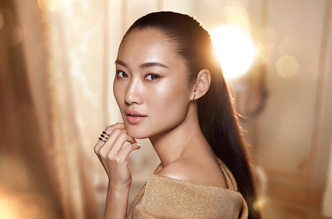 Wanita asia berambut panjang diikat