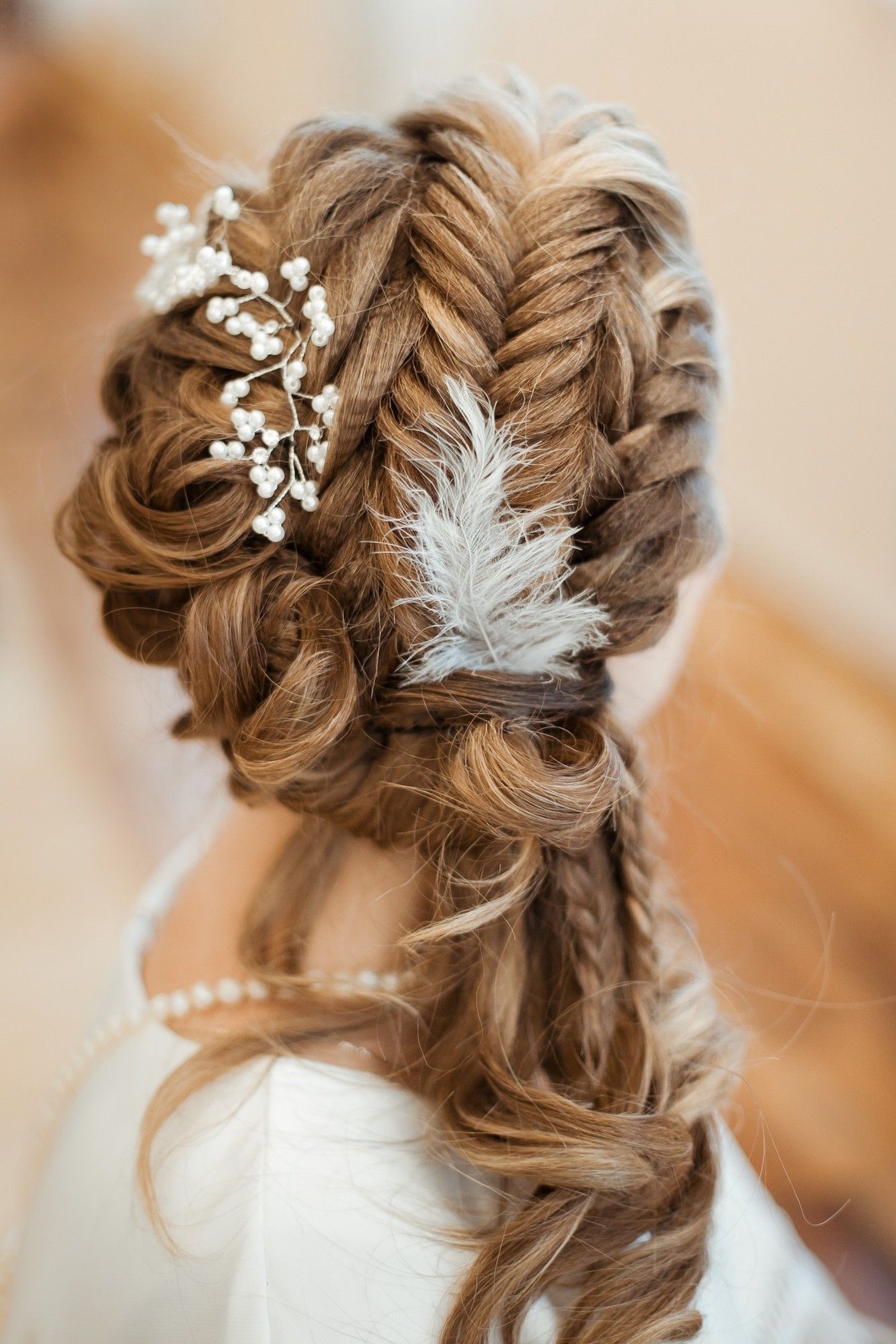Gaya kepang fishtail braid yang cantik untuk rambut tebal. (Foto: Shutterstock)