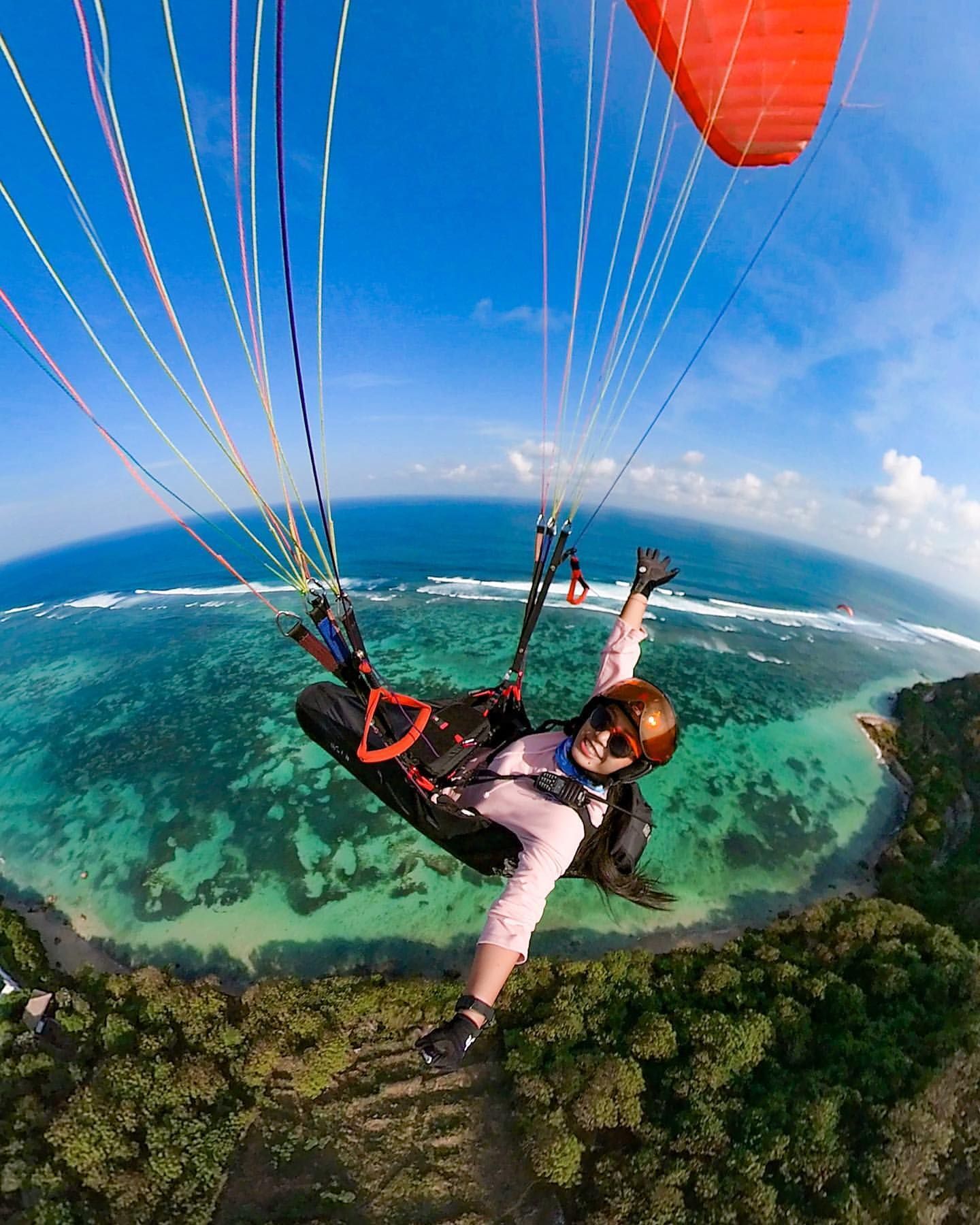 satya winnie sedang melakukan paragliding