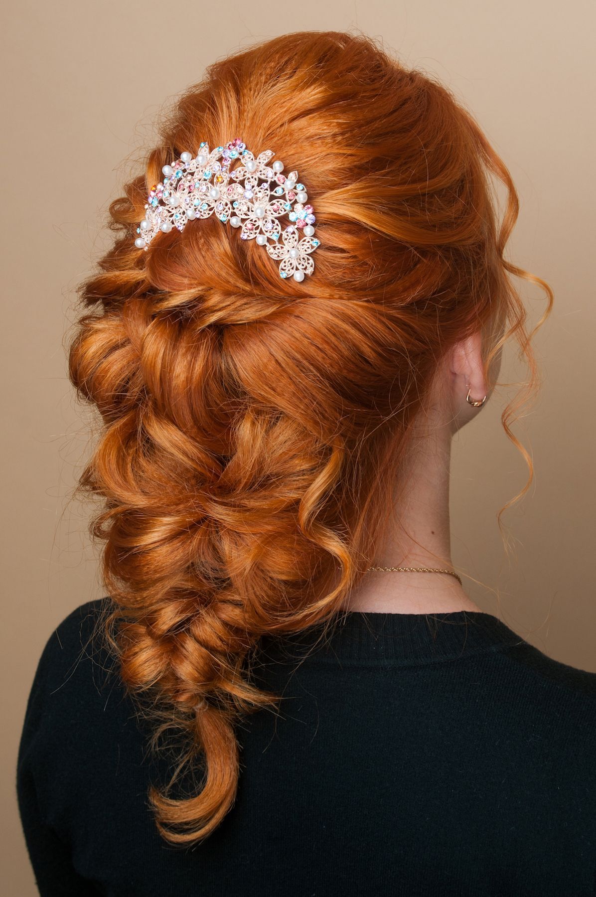 Gaya rambut pulled braid membuat rambut terkesan bervolume. (Foto: Shutterstock)