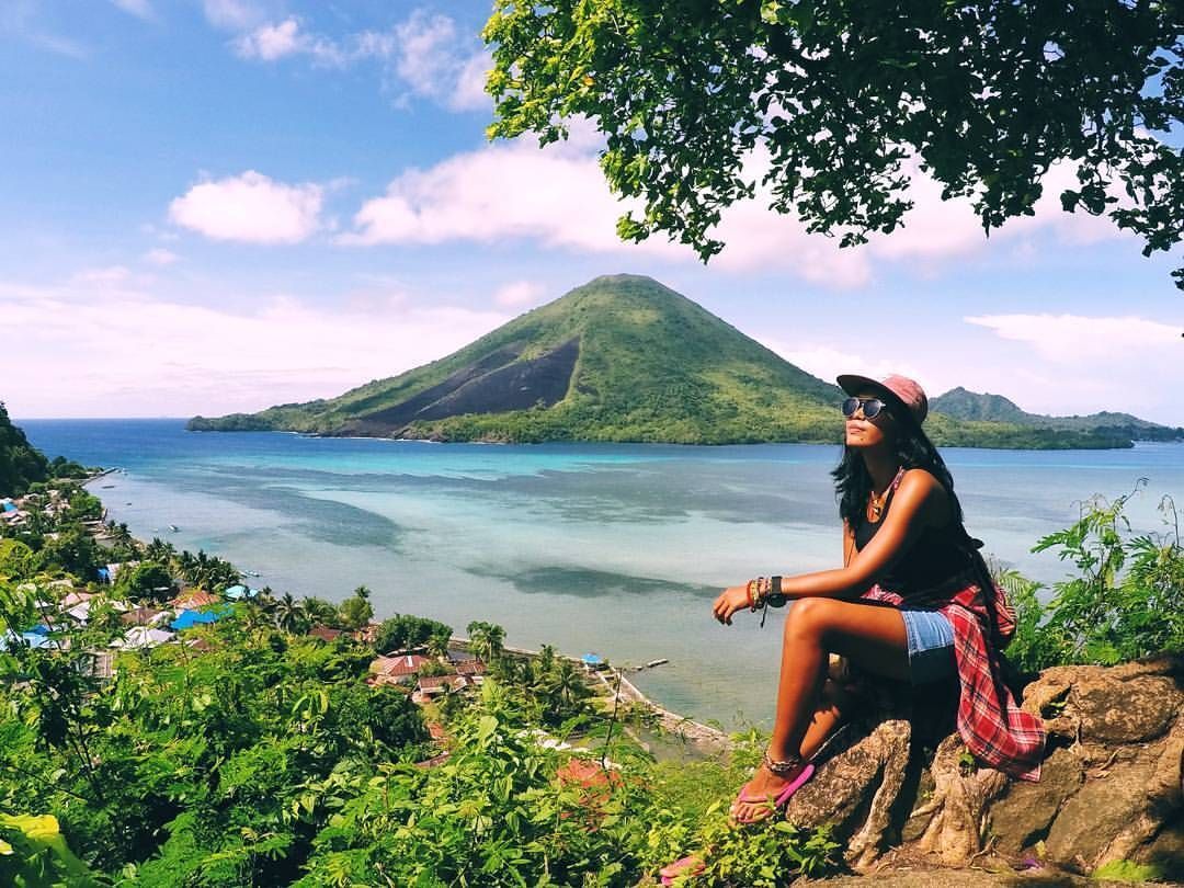 satya winnie dengan latar alam di banda neira