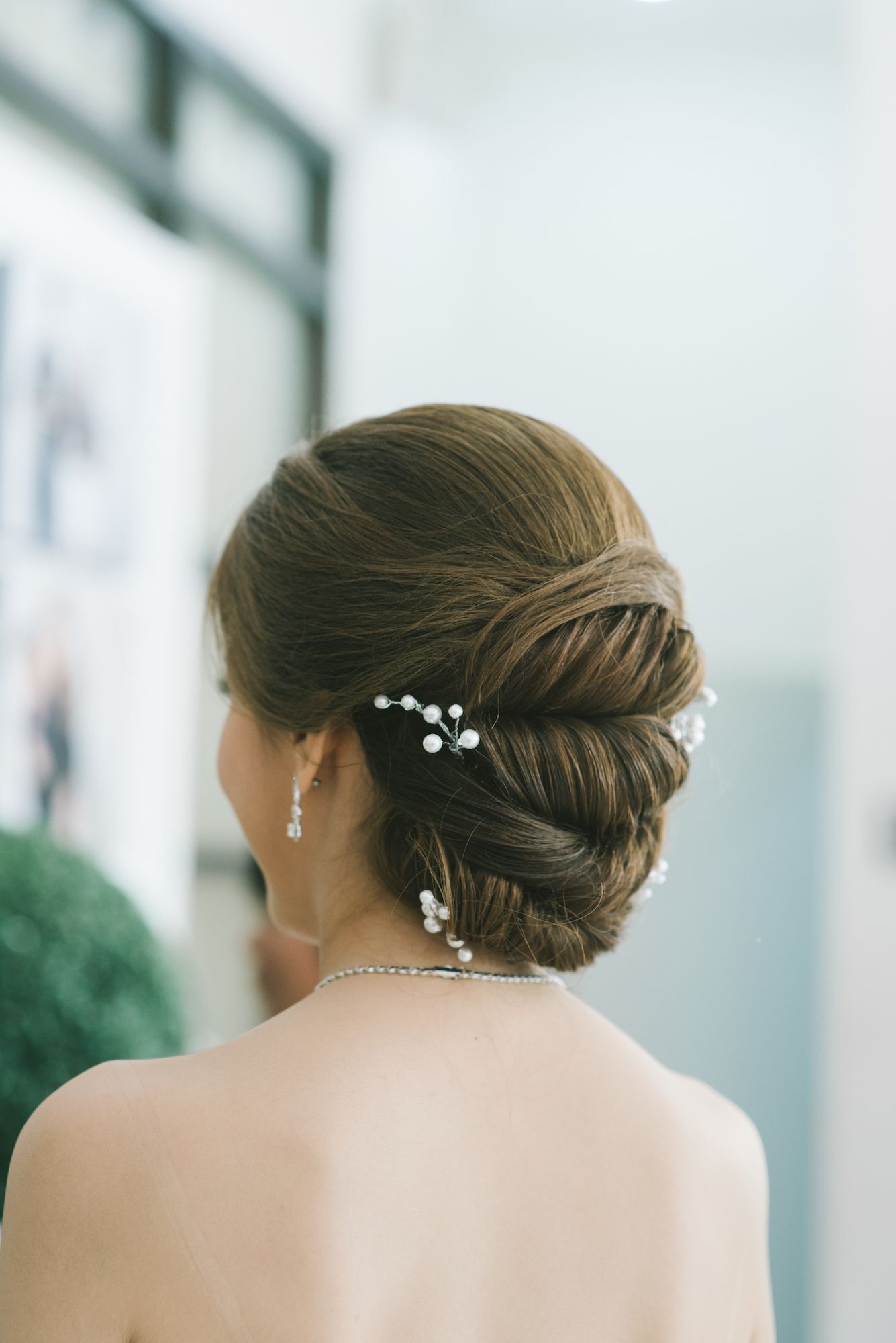 Gaya rambut twisted chignon yang modern dan chic. (Foto: Shutterstock)