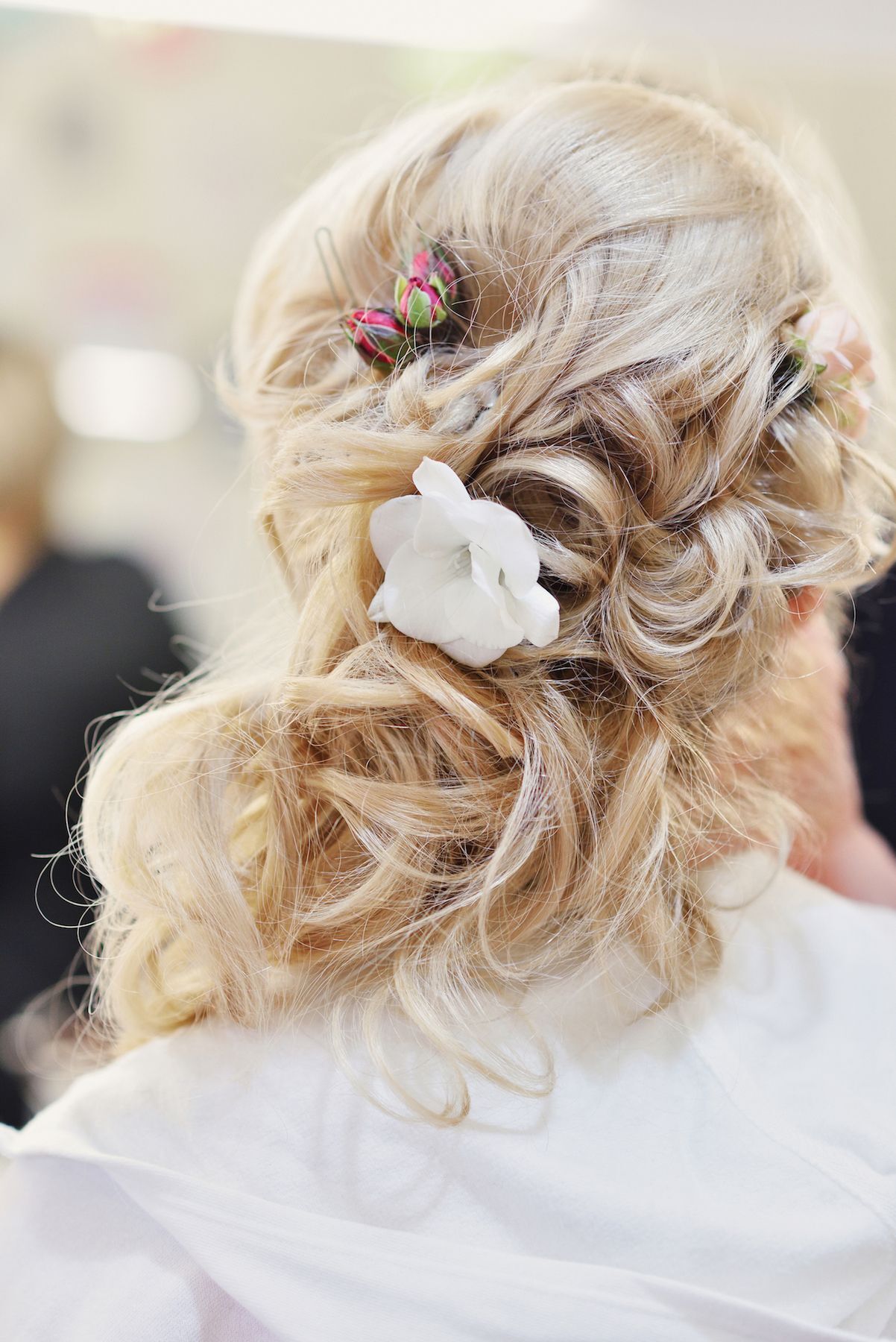 Gaya kepang tousled yang messy dan modern. (Foto: Shutterstock)