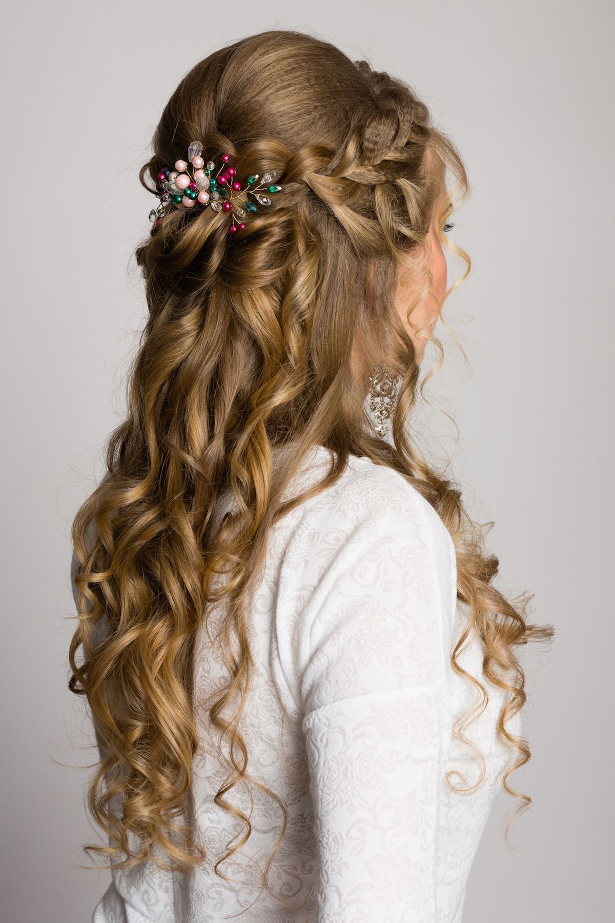 Gaya half updo dan keriting. (Foto: Shutterstock)