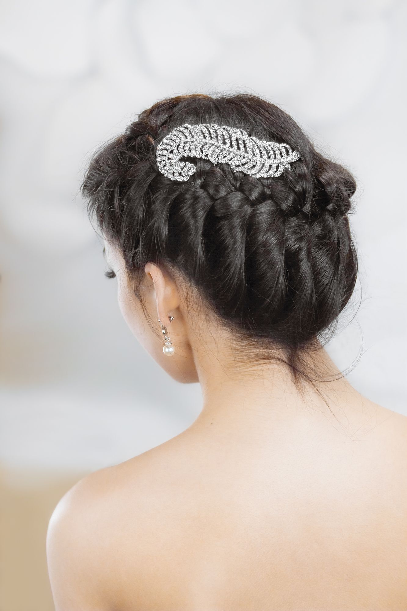 Gaya sanggul kepang dengan aksesoris rambut. (Foto: Shutterstock)