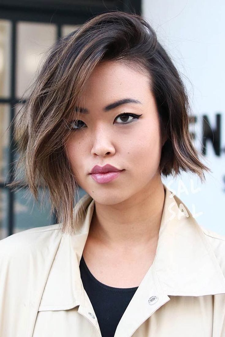 Tetap seksi dengan potongan rambut pendek? Berikan potongan asimetris dengan poni panjang. (Foto: Instagram/salsalhair)