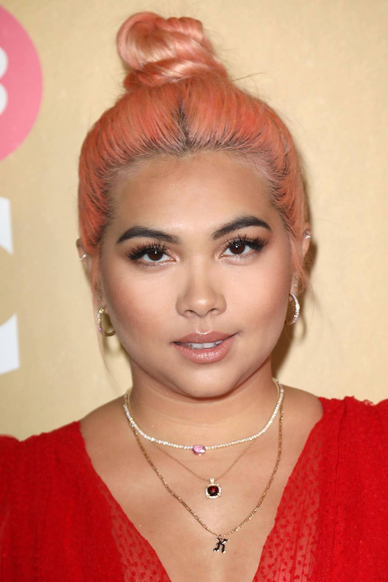 Hayley Kiyoko dengan rambut living coral model rambut top knot