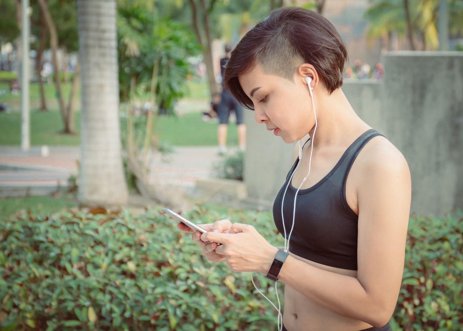 Berani coba yang beda? Kenapa tidak tambahkan undercut di samping kepala? (Foto: Shutterstock)