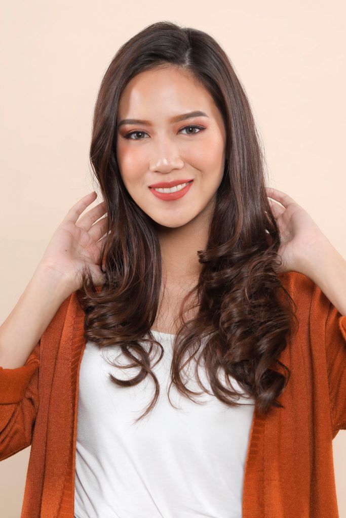 wanita asia sedang memegang rambut panjangnya