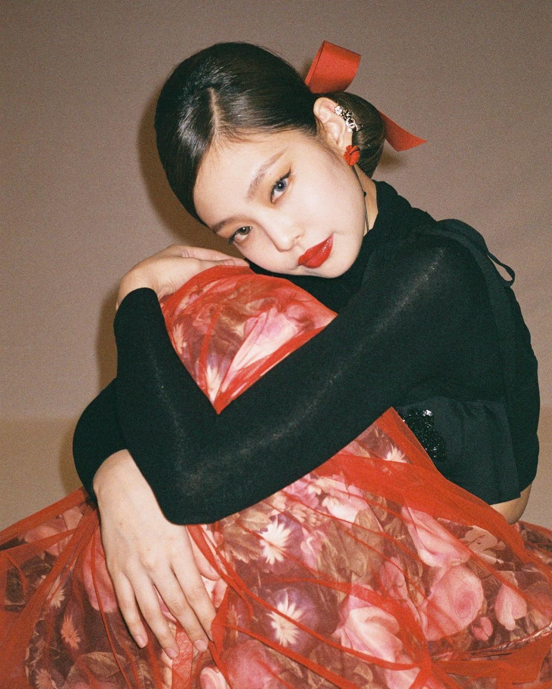 Cepol gaya sleek ala Jennie BLACKPINK (Foto: Instagram/jennierubyjane)