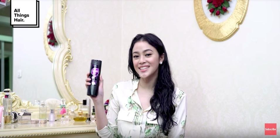 Pakai shampoo yang mengandung urang-aring.