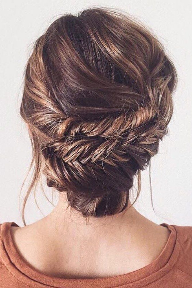 Jika tak ingin model sanggul modern yang ketat, kamu bisa coba gaya fishtail braided bun (Foto: Pinterest)