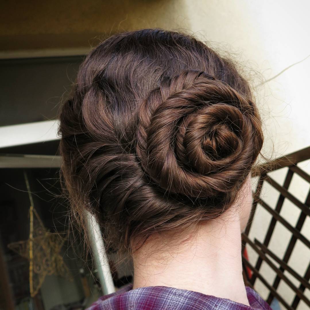 Model sanggul fishtail seashell bun bisa memberikan kesan playful pada look kamu (Foto: Instagram/lena_nymeria)