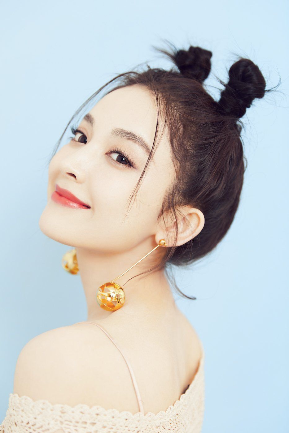 Space bun untuk tampilan yang playful. (Foto: Shutterstock)