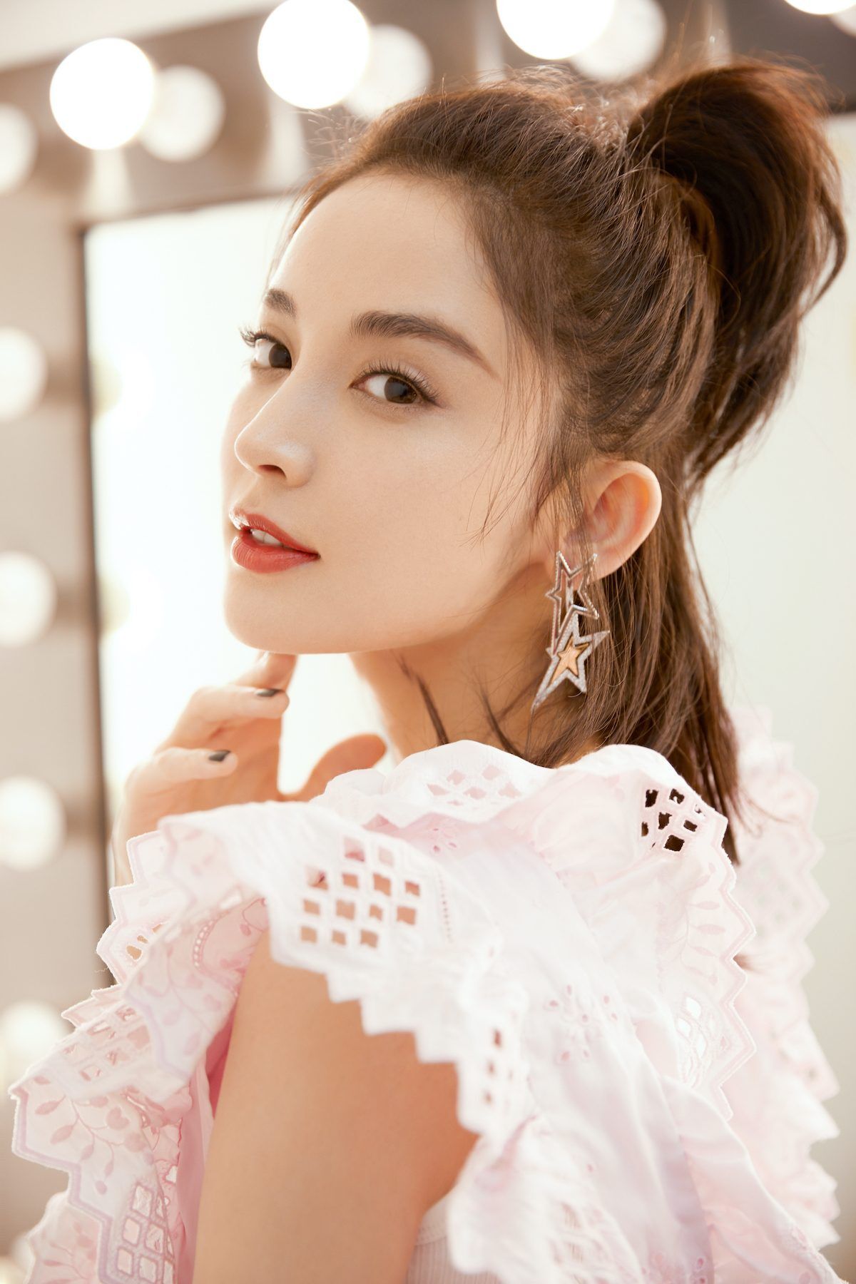 Gaya rambut half updo sasak. (Foto: Shutterstock)