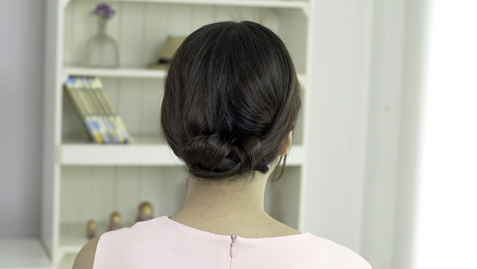 Gaya rambut low knot bun untuk dewi paramita. (Foto: All Things Beauty Indonesia)