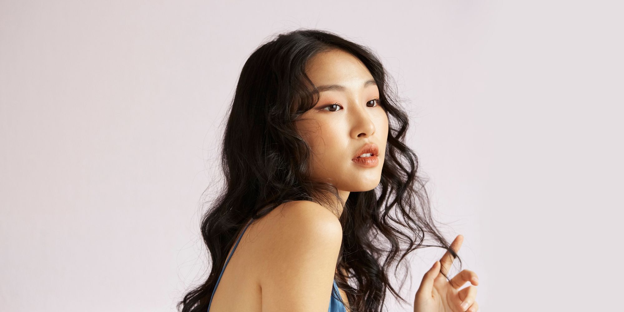 Wanita asia dengan rambut keriting