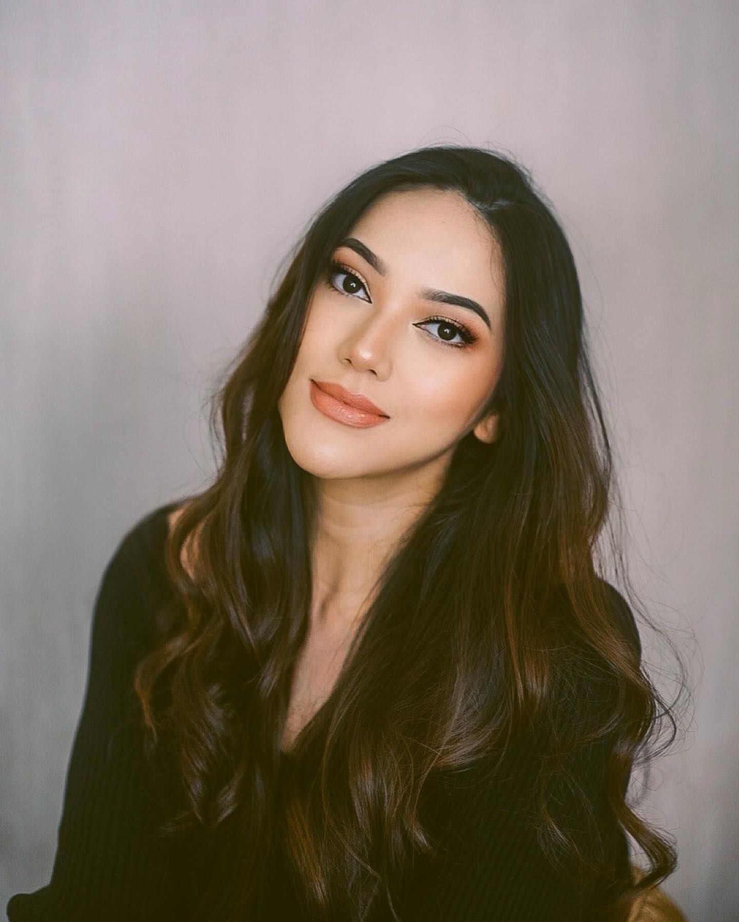 Wanita Indonesia dengan rambut panjang bergelombang.