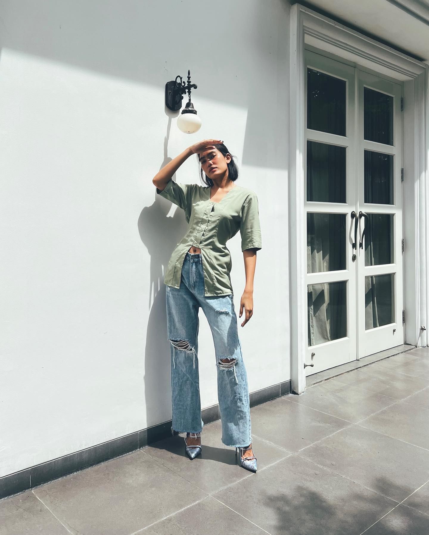 Alika Islamadina tampil dengan pose berdiri kaki di depan.