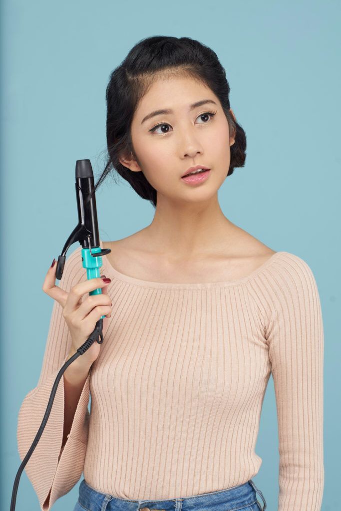 Keriting sedikit rambut yang menjuntai.