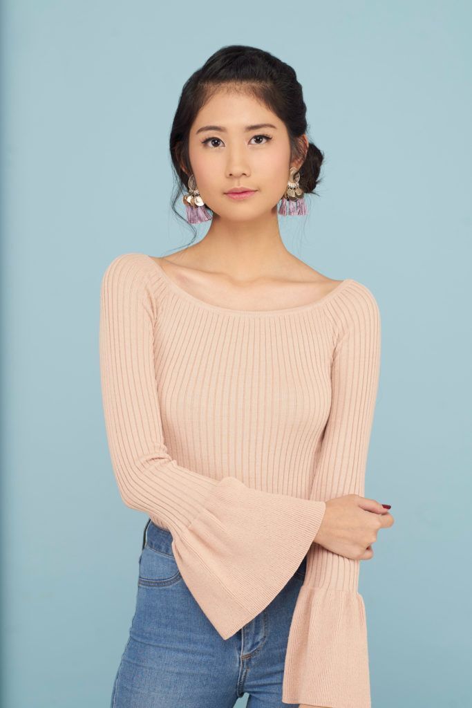 Wanita Asia dengan model rambut sanggul kepang samping