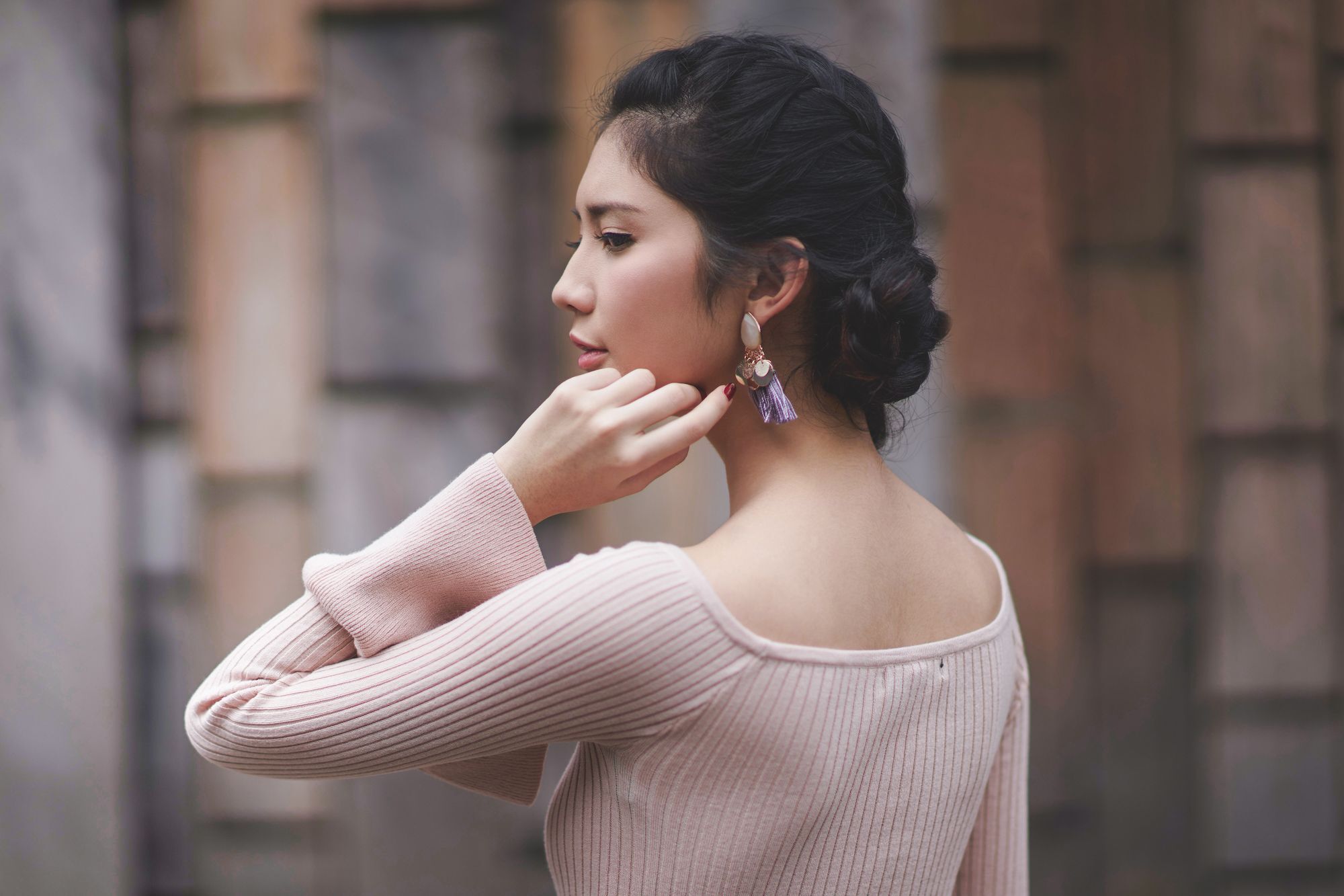 Tetap Chic Meski #DiRumahAja dengan Gaya Rambut Sanggul Kepang Samping