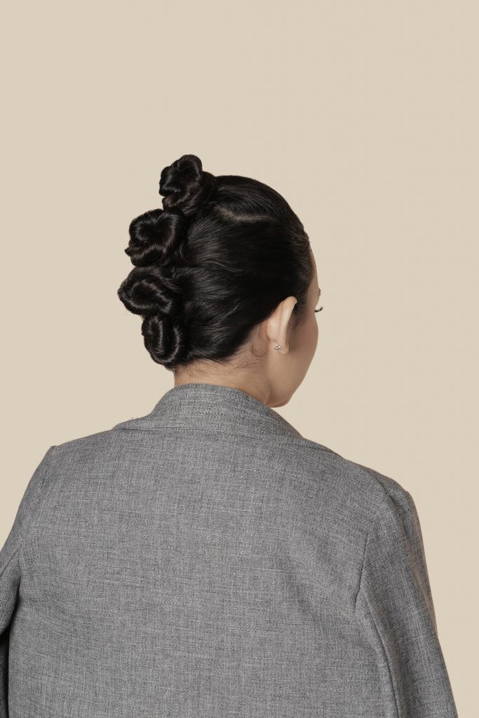 Wanita dengan gaya faux hawk untuk rambut keritingt keriting