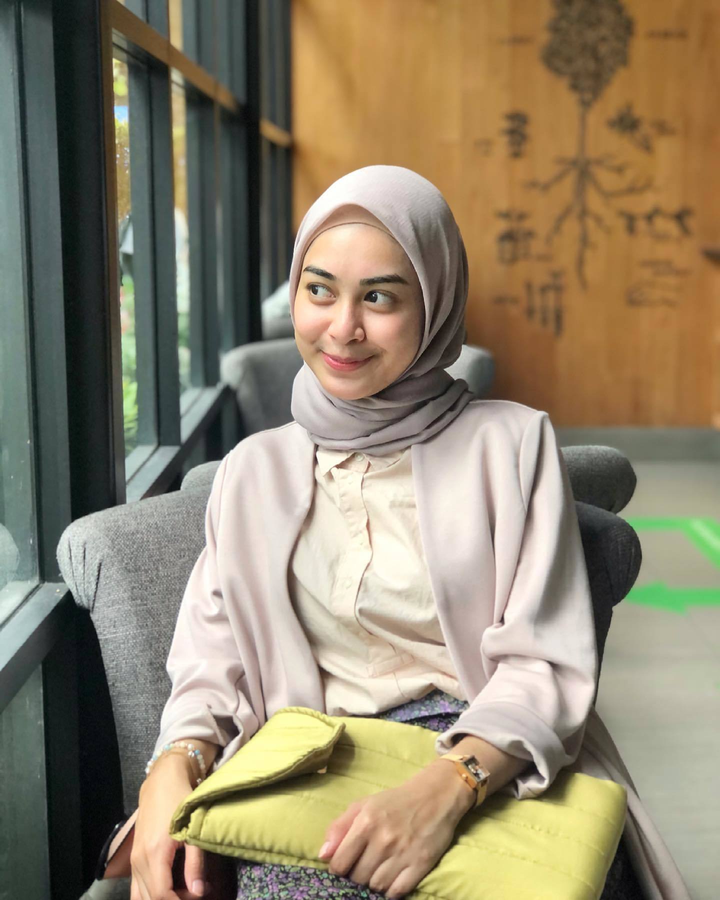 wanita Indonesia kenakan hijab segi empat warna netral