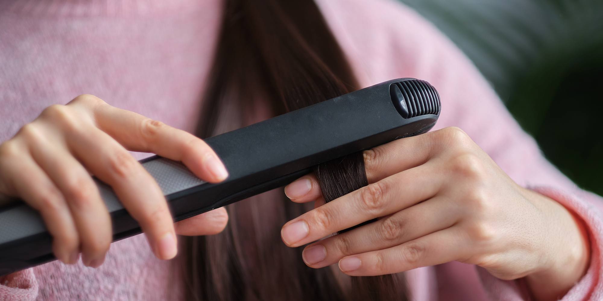 wanita sedang mencatok rambut