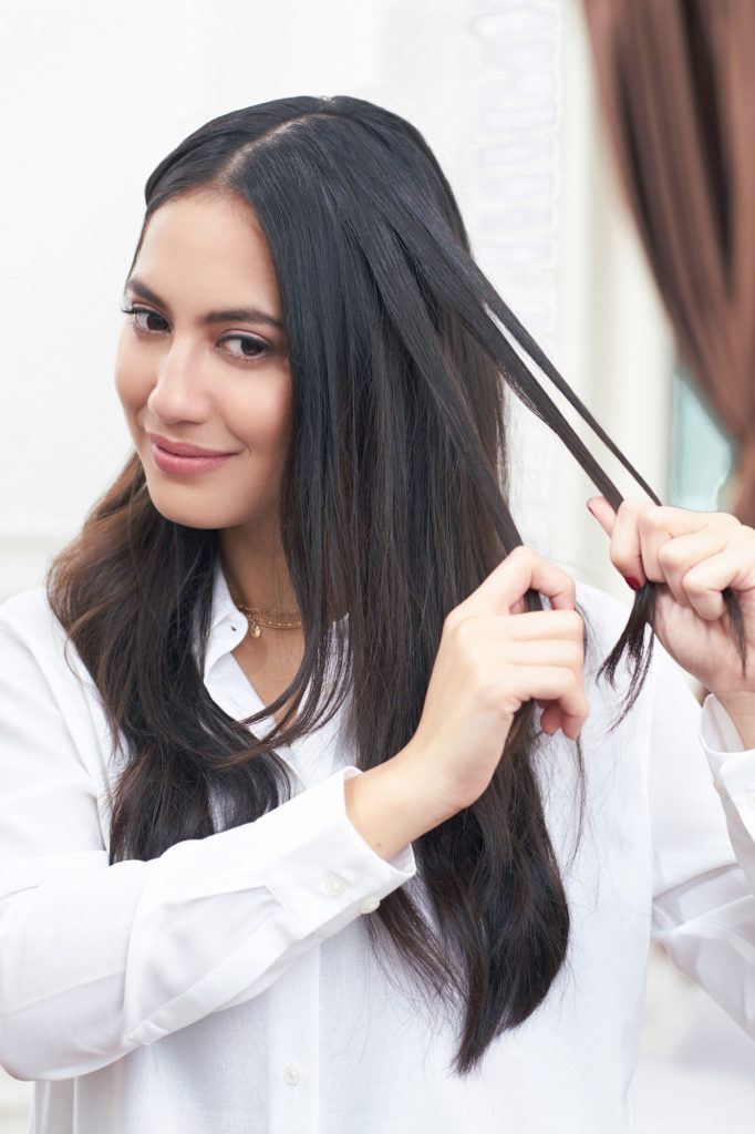 Pevita Pearce dengan rambut hitam membagi tiga rambut - baby braid.