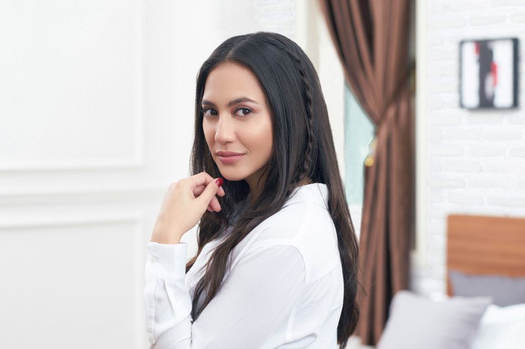 Pevita Pearce dengan gaya rambut baby braid panjang.