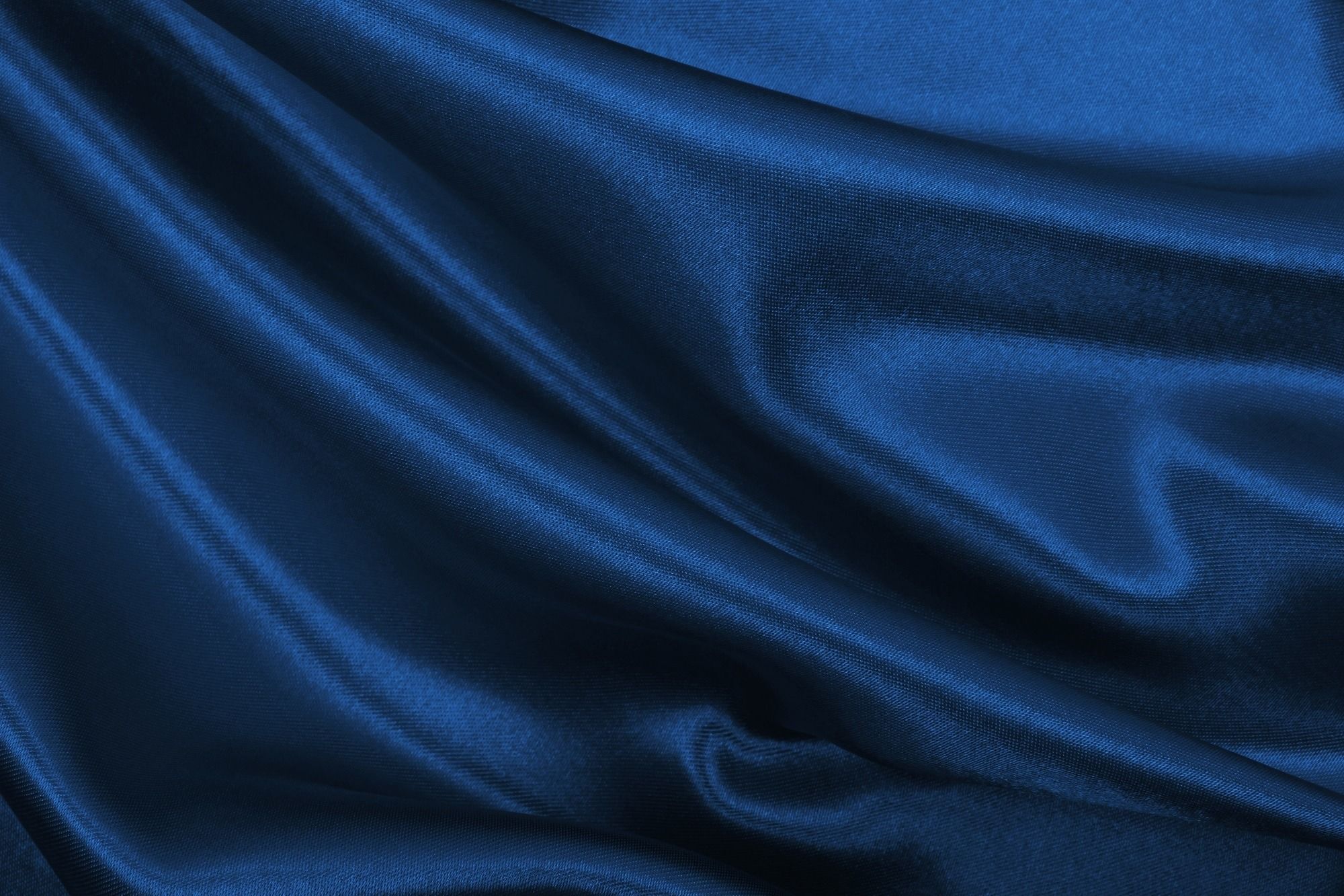 Detail bahan kain silk yang lembut dan mengilap berwarna biru tua.