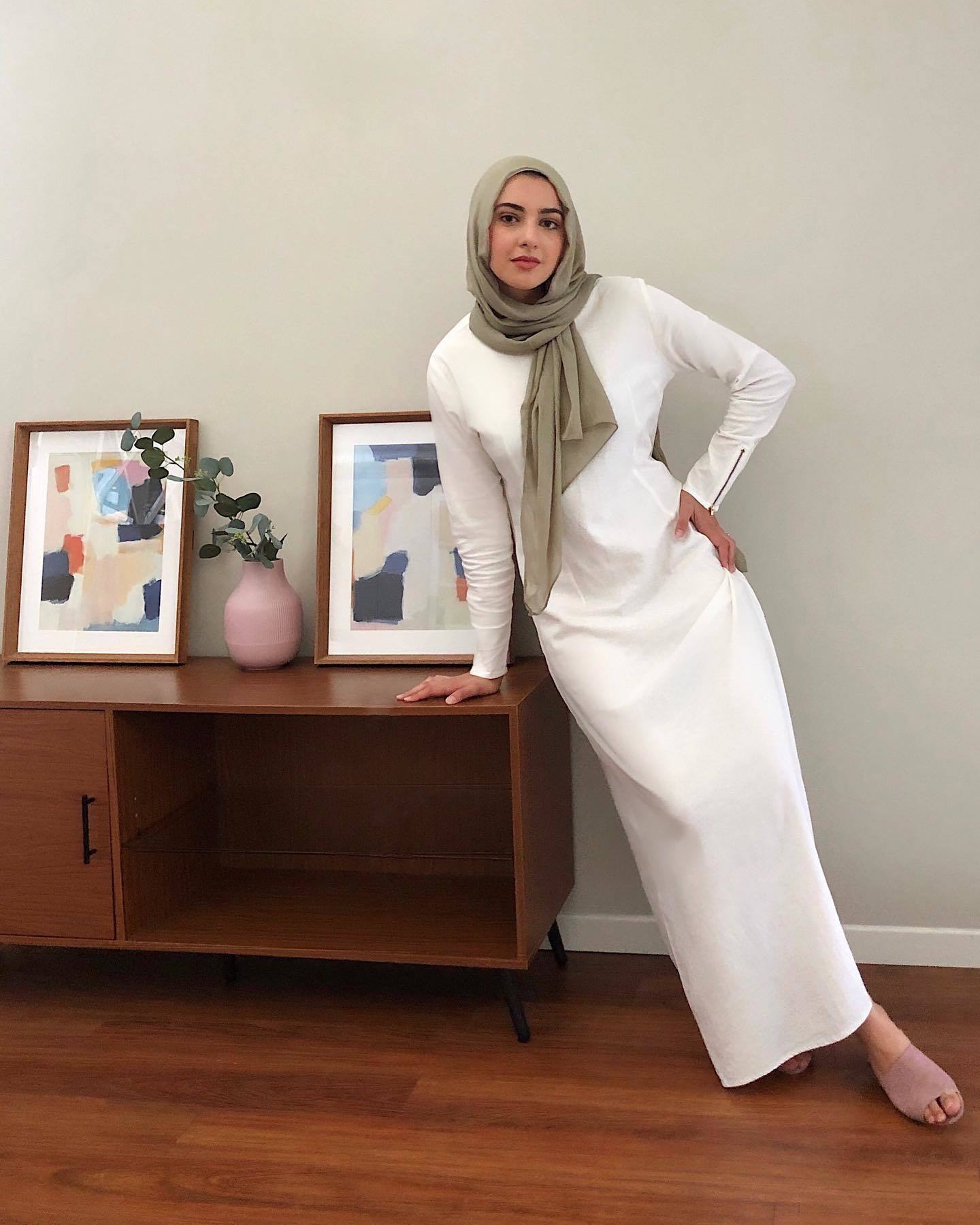 Coba gaya minimalis tapi chic dengan long dress dan pashmina warna hijau olive. (Foto: Instagram.com/summeralbarcha)