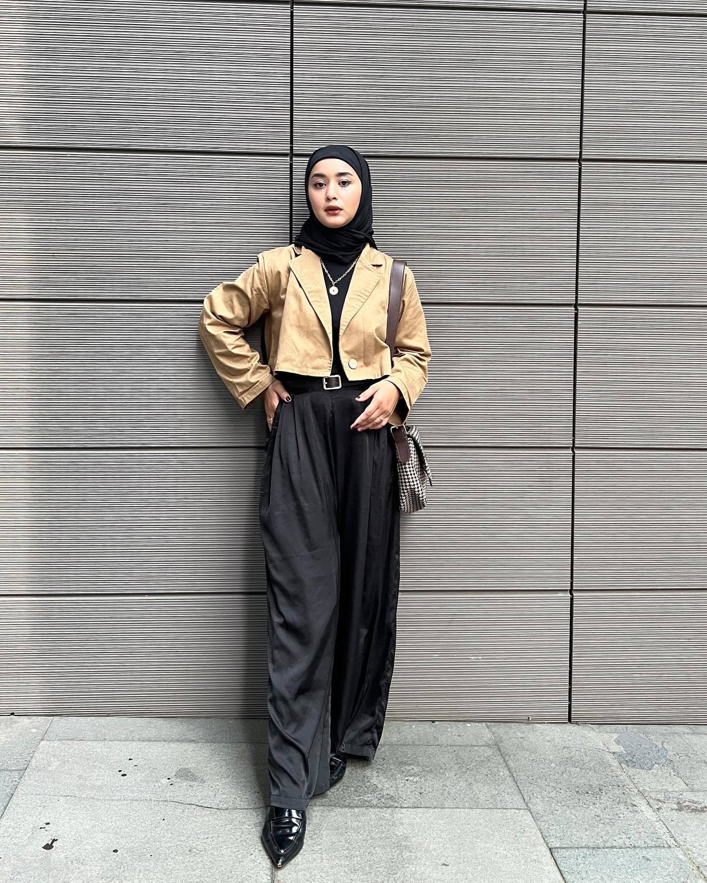 Cropped blazer dan gaya hijab simple. (Foto: Instagram/mitaslwnda)