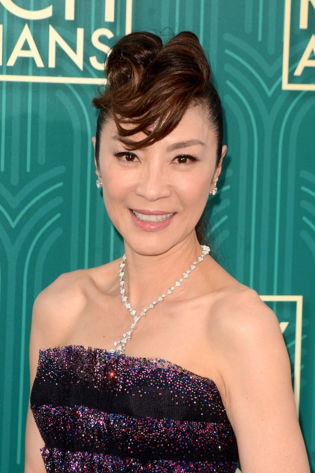 Tampil dengan gaya rambut faux hawk yang manis. (Foto: Shutterstock)